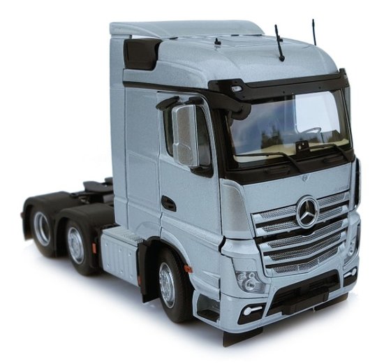 Mercedes-Benz Actros Streamspace 6x2 strieborná